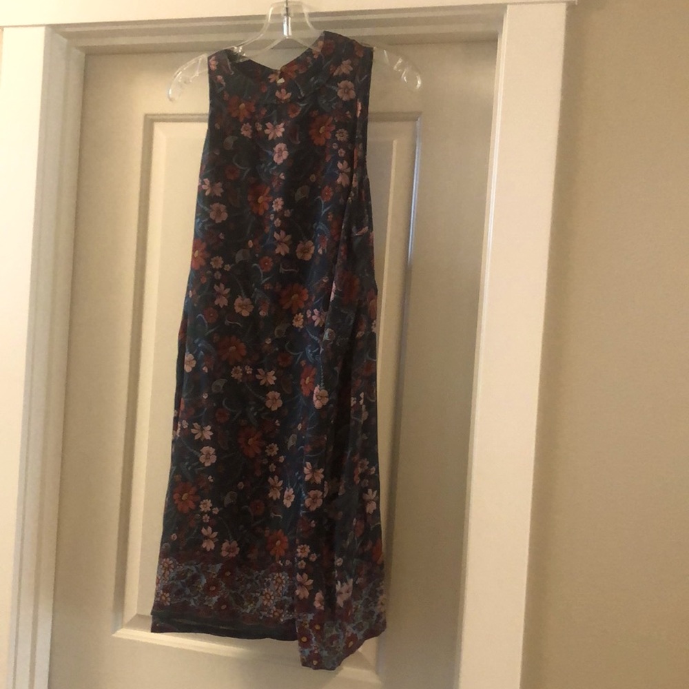 Cute sleeveless dress in floral print. Size large super comfy. Worn twice.